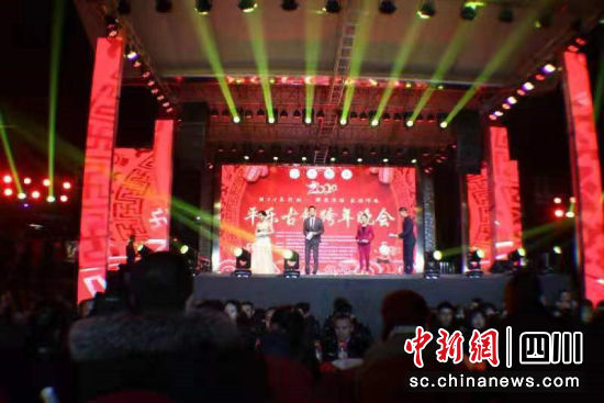 创5A在行动——醉恋丝路·出彩邛崃2020平乐古镇跨年晚会现场。